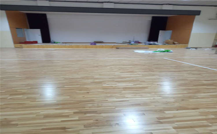 五角楓籃球場地木地板哪個牌子好?