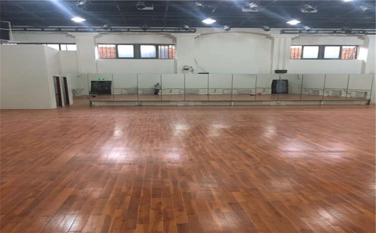 體育館專用木地板哪種材質更耐磨?